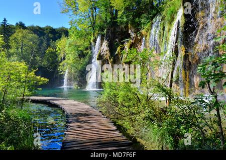 Boardwalk durch die Wasserfälle des Nationalparks Plitvicer Seen, Kroatien Stockfoto