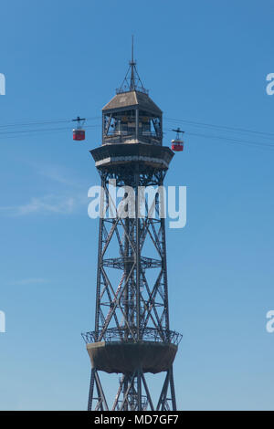 BARCELONA, Spanien - 16. Mai 2017: Auto von der Pendelbahn, Ankunft in San Sebastian Turm am Ende der Ramblas. Ist der Port Vell Pendelbahn Stockfoto