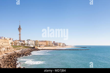 Cadiz Waterfront in Spanien und den Blick auf den Strand von Santa Maria del Mar. Stockfoto