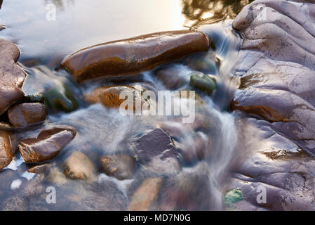 Fluss fließt über die Felsen in der Nähe von Licola, in High Country Victoria's. Stockfoto