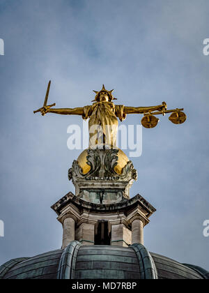 Bronzestatue von Lady Gerechtigkeit, ausgeführt durch den britischen Bildhauer F. W. Pomeroy. Sie hält ein Schwert in der rechten Hand und die Waage der Gerechtigkeit in ihrer Le Stockfoto