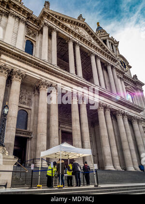 Sicherheit und Tasche außerhalb St Paul's Cathedral, London, UK als Folge der Terroranschläge in der Hauptstadt. Stockfoto