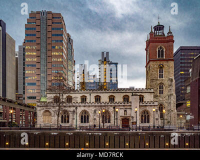 St Giles-without-Cripplegate, Kirche von England Kirche in der City von London, auf Fore Street innerhalb des modernen Barbican Komplex entfernt. Stockfoto