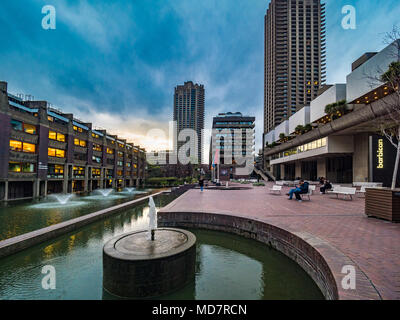 Barbican Veranstaltungsort für Konzerte. Teil des Barbican komplexe Integration des Barbican Estate, London, UK. Stockfoto