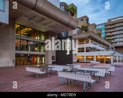 Barbican Veranstaltungsort für Konzerte. Teil des Barbican komplexe Integration des Barbican Estate, London, UK. Stockfoto