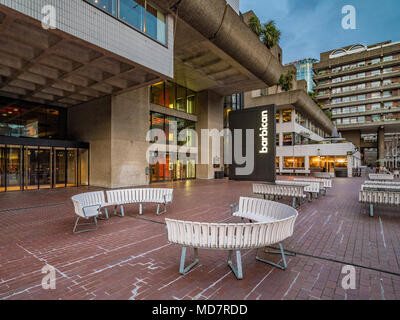 Barbican Veranstaltungsort für Konzerte. Teil des Barbican komplexe Integration des Barbican Estate, London, UK. Stockfoto