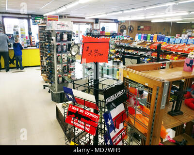 In einer kleinen Stadt von Oklaunion, Texas, das Convenience Store entlang uns 287 bietet alles von Gas, gebratenes Huhn, Milch und Aufkleber. Aufkleber, express ihre ländlichen Blick auf Amerika und stolz darauf, ein Texaner. Stockfoto