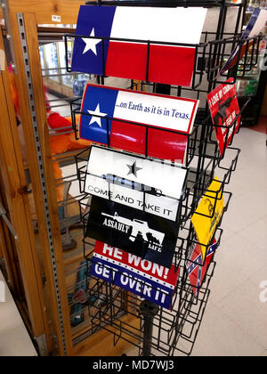 In einer kleinen Stadt von Oklaunion, Texas, das Convenience Store entlang uns 287 bietet alles von Gas, gebratenes Huhn, Milch und Aufkleber. Aufkleber, express ihre ländlichen Blick auf Amerika und stolz darauf, ein Texaner. Stockfoto