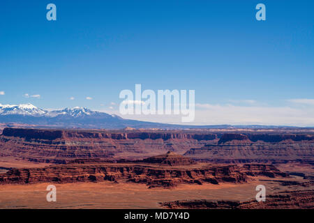 Tagsüber Vista von deadhorse Point State Park auf die La Sal Mountains in der Nähe von Moab, Utah, USA. Stockfoto