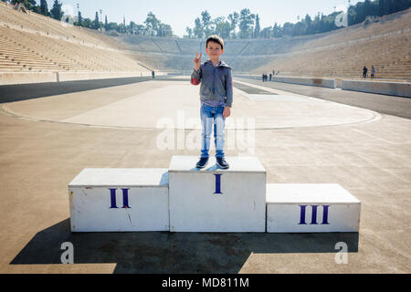 Junge posiert auf dem Siegertreppchen bei panathinaiko Stadion, Athen, Griechenland, Europa Stockfoto