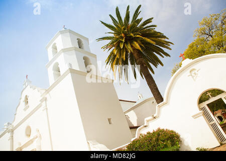 OCEANSIDE, Kalifornien - 12. MÄRZ 2018: Blick auf die historischen Mission San Luis Rey in Oceanside von außen gesehen Stockfoto