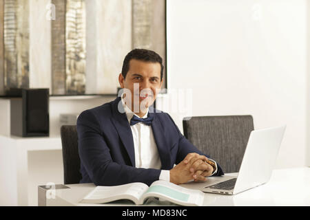 Stattliche bussines Männer arbeiten und lächelnd und Usind Geräte Stockfoto