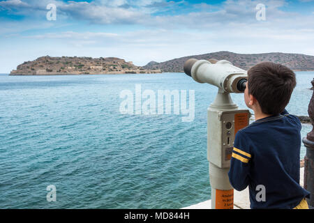 Junge bewundern, malerischen Blick auf das Meer und die Berge durch Münzeinwurf Fernglas Stockfoto