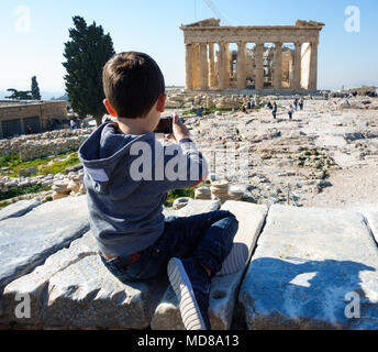 Rückansicht eines jungen erfassen Akropolis Athen - auf Handy, Athen, Griechenland Stockfoto
