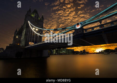 Tower Bridge bei Sonnenuntergang vom nördlichen Ufer der Themse, London, England Stockfoto