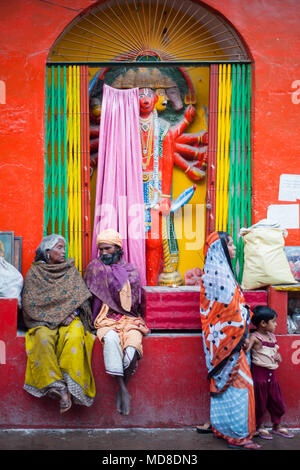 Personen außerhalb einer kleinen Vishnu Shrine in Varanasi Stockfoto