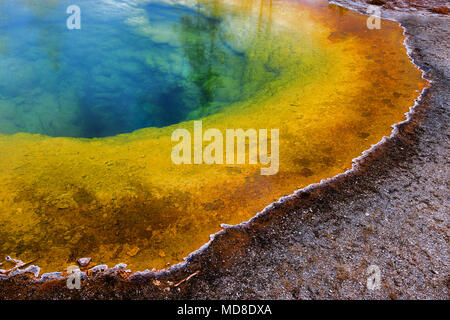 Die Regenbogenfarben der Morning Glory Pool Hot Spring in der Upper Geyser Basin in Yellowstone National Park, Wyoming, USA. Stockfoto