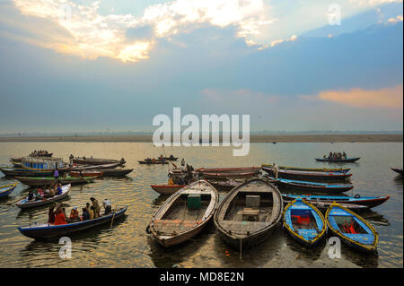 Dawn Szene über den Fluss Ganges in Varanasi Stockfoto