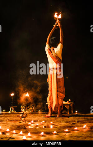 Hinduismus: Ganga Aarti Puja (Abend) Zeremonie in Varanasi, Indien Stockfoto