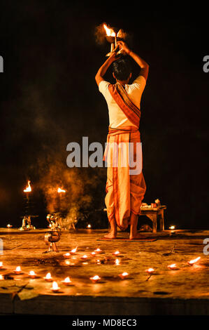 Hinduismus: Ganga Aarti Puja (Abend) Zeremonie in Varanasi, Indien Stockfoto