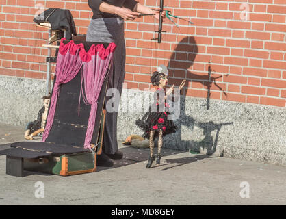 Walking Show der sizilianische Marionetten, auf dem Bürgersteig der Stadt. Italien Stockfoto