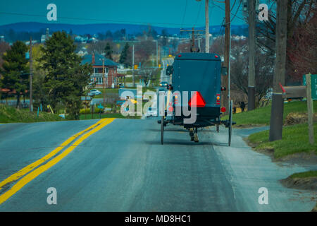 Bavck Ansicht der Amish Buggy bis Reisen eine Straße in ländlichen Lancaster County Stockfoto