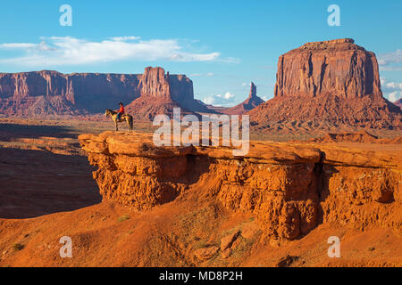 John Ford's Sicht innerhalb des Monument Valley Navajo Tribal Park mit einem Navajo Reiter Inszenierung der Szene des Films Stagecoach, Arizona, USA Stockfoto
