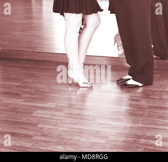 Ballroom Dance paar Tänzer und Lehrer im Studio Schule tanzen in der Probe. Stockfoto