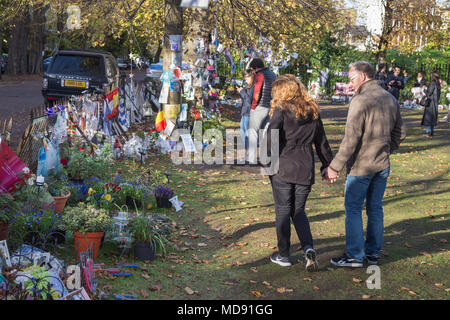 Besucher auf einer improvisierten Schrein oder Denkmal für die Popstar George Michael gegenüber dem Haus des verstorbenen Musiker in Highgate, nördlich von London im Jahr 2017 Stockfoto