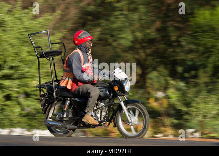 Ein Motorrad, Taxis, Wissen als Boda Boda, in Ostafrika werden verwendet, um Menschen und Güter zu transportieren. Boda boda Haben sehr schlechte Sicherheit Aufzeichnung aber ein majo Stockfoto