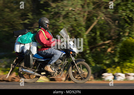 Ein Motorrad, Taxis, Wissen als Boda Boda, in Ostafrika werden verwendet, um Menschen und Güter zu transportieren. Boda boda Haben sehr schlechte Sicherheit Aufzeichnung aber ein majo Stockfoto