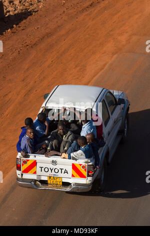 Die Menschen wieder zu Hause nach der Arbeit, in der Rückseite eines LKW, Ngong Road, Nairobi, Kenia Stockfoto