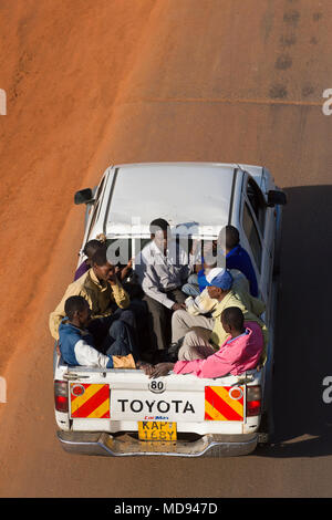 Die Menschen wieder zu Hause nach der Arbeit, in der Rückseite der Pickup Truck, Ngong Road, Nairobi, Kenia Stockfoto