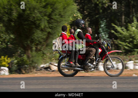 Ein Motorrad, Taxis, Wissen als Boda Boda, in Ostafrika werden verwendet, um Menschen und Güter zu transportieren. Boda boda Haben sehr schlechte Sicherheit Aufzeichnung aber ein majo Stockfoto