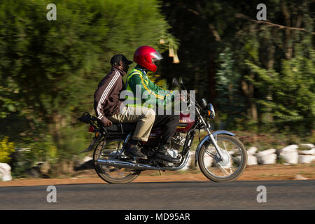 Ein Motorrad, Taxis, Wissen als Boda Boda, in Ostafrika werden verwendet, um Menschen und Güter zu transportieren. Boda boda Haben sehr schlechte Sicherheit Aufzeichnung aber ein majo Stockfoto