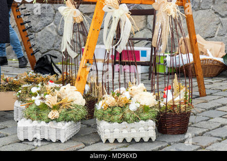 Traditionelle Osterdekorationssymbole aus natürlichen Materialien, Kaninchen, Hühnern, Henne, Strohhalm, Eiern, Ostermarkt. Stockfoto