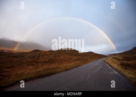 Ein doppelter Regenbogen über der A896 in der Nähe von Liathach in torridon an der Nordküste 500 Stockfoto