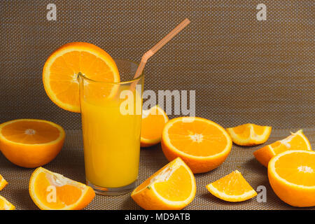 In Scheiben geschnittene Orangen- und Apfelsaft trinken auf dunklem Hintergrund. Gesundes Konzept. Stockfoto
