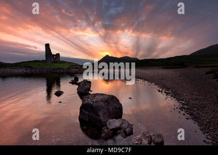 Ardvreck Castle und Loch Assynt bei Sonnenuntergang an der Nordküste 500 Stockfoto