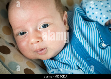 Close-up von niedlichen neugeborenen Baby Boy liegend auf Bett Stockfoto