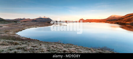 Sonnenaufgang auf dem Cul Mor, Suilven, Canisp und Cam in den Loch Assynt an der Nordküste 500 Stockfoto