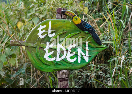 Bunt bemalte, handgefertigten Holz- Zeichen zu El Eden. Kolumbien, Südamerika. Stockfoto