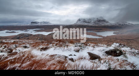 Mit Blick auf die Berge Assynt in inverpolly von der Seite der Stac Pollaidh wie ein Schneesturm bewegt sich durch Stockfoto