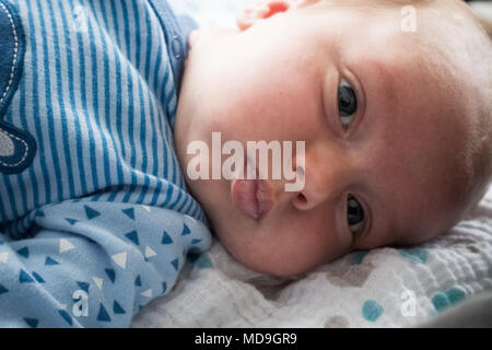 Nahaufnahme der neugeborenen Baby Boy liegend auf Bett Stockfoto