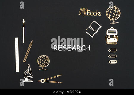 Das Konzept der Schule, text Forschung mit Schulmaterial Spanplatte Miniaturen auf Tafel platziert Stockfoto