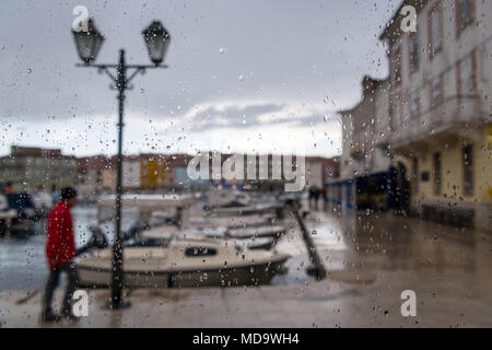 Hafen von Cres (Kroatien) an einem regnerischen Tag hinter einem Fenster mit Regentropfen Stockfoto