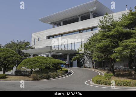 Paju, Europa, Deutschland, Baden-Württemberg, Südkorea. 18 Apr, 2018. April 18, 2018 - Pamunjom, Südkorea - einen Blick auf Frieden Haus in Panmunjom in der DMZ, Paju, Südkorea. Nordkoreanischen Führer Kim Jong Un und südkoreanischen Präsidenten Moon Jae-in sind fällig am 27. April auf der Seite des Südlich der demilitarisierten Zone zu dem Wahrzeichen inter-koreanischen Gipfel. Credit: Ryu Seung-Il/ZUMA Draht/Alamy leben Nachrichten Stockfoto