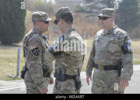 Paju, Europa, Deutschland, Baden-Württemberg, Südkorea. 18 Apr, 2018. April 18, 2018 - Pamunjom, Südkorea - ein Joint Security Area UNC-Soldaten stehen Wache vor der militärischen Demarkationslinie während einer drücken Sie die Tour an der Grenze Waffenstillstand Dorf Panmunjom in der demilitarisierten Zone (DMZ) die beiden Koreas Teilung. Nordkoreanischen Führer Kim Jong Un und südkoreanischen Präsidenten Moon Jae-in sind fällig am 27. April auf der Seite des Südlich der demilitarisierten Zone zu dem Wahrzeichen inter-koreanischen Gipfel. Credit: Ryu Seung-Il/ZUMA Draht/Alamy leben Nachrichten Stockfoto