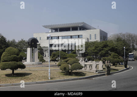 Paju, Europa, Deutschland, Baden-Württemberg, Südkorea. 18 Apr, 2018. April 18, 2018 - Pamunjom, Südkorea - einen Blick auf Frieden Haus in Panmunjom in der DMZ, Paju, Südkorea. Nordkoreanischen Führer Kim Jong Un und südkoreanischen Präsidenten Moon Jae-in sind fällig am 27. April auf der Seite des Südlich der demilitarisierten Zone zu dem Wahrzeichen inter-koreanischen Gipfel. Credit: Ryu Seung-Il/ZUMA Draht/Alamy leben Nachrichten Stockfoto