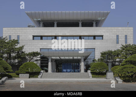 Paju, Europa, Deutschland, Baden-Württemberg, Südkorea. 18 Apr, 2018. April 18, 2018 - Pamunjom, Südkorea - einen Blick auf Frieden Haus in Panmunjom in der DMZ, Paju, Südkorea. Nordkoreanischen Führer Kim Jong Un und südkoreanischen Präsidenten Moon Jae-in sind fällig am 27. April auf der Seite des Südlich der demilitarisierten Zone zu dem Wahrzeichen inter-koreanischen Gipfel. Credit: Ryu Seung-Il/ZUMA Draht/Alamy leben Nachrichten Stockfoto